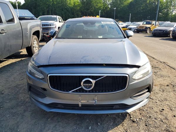 2018 VOLVO S90 Momentum