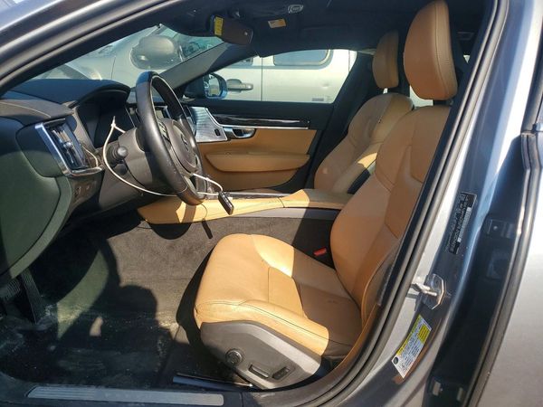 2018 VOLVO S90 Momentum