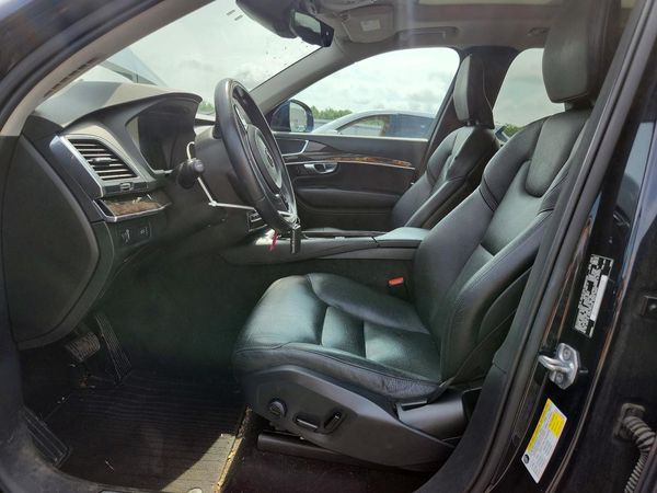 2019 VOLVO XC90 Momentum