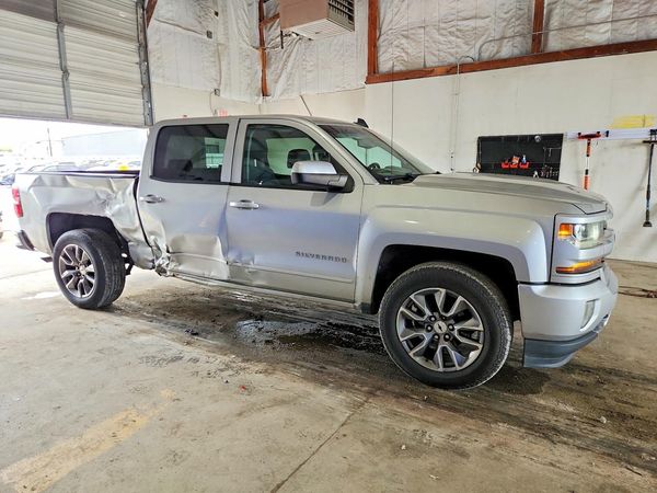 2017 CHEVROLET SILVERADO LT — Passenger 3/4