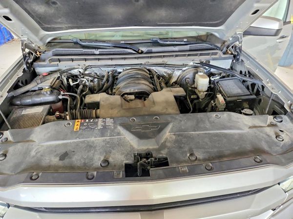 2017 CHEVROLET SILVERADO LT — Engine bay