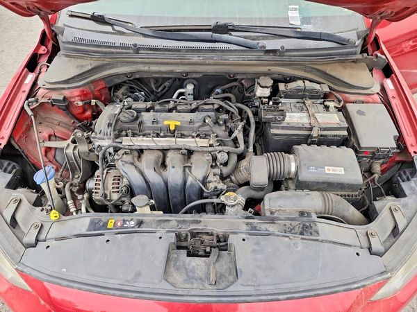2017 HYUNDAI ELANTRA — Engine bay