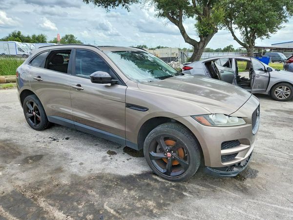 2017 JAGUAR F-PACE Premium — Passenger 3/4