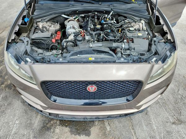 2017 JAGUAR F-PACE Premium — Engine bay