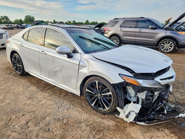 2018 TOYOTA CAMRY — Passenger 3/4