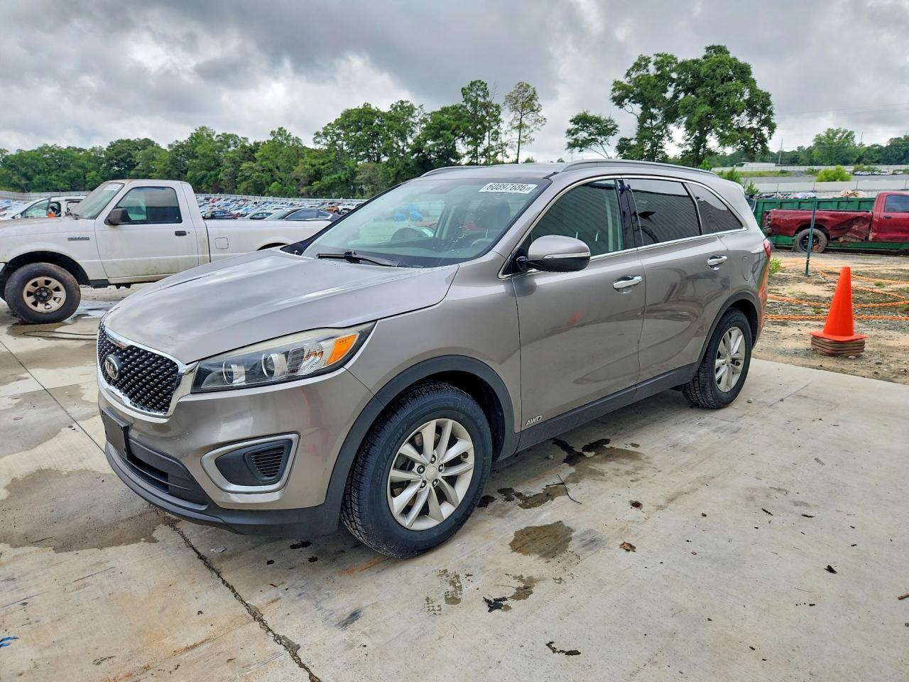 2016 KIA SORENTO L / LX — Front 3/4