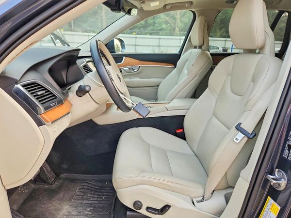 2022 VOLVO XC90