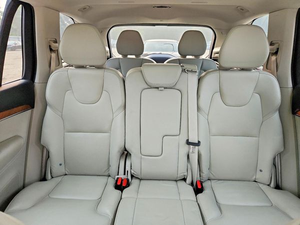 2022 VOLVO XC90