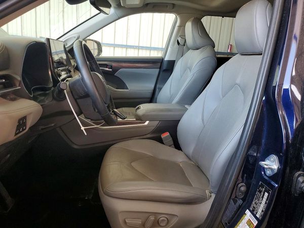 2021 TOYOTA HIGHLANDER Limited — DENT