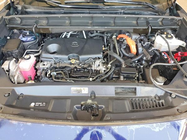 2021 TOYOTA HIGHLANDER Limited — Engine bay