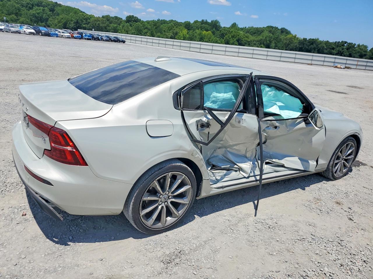 2021 VOLVO S60 Momentum