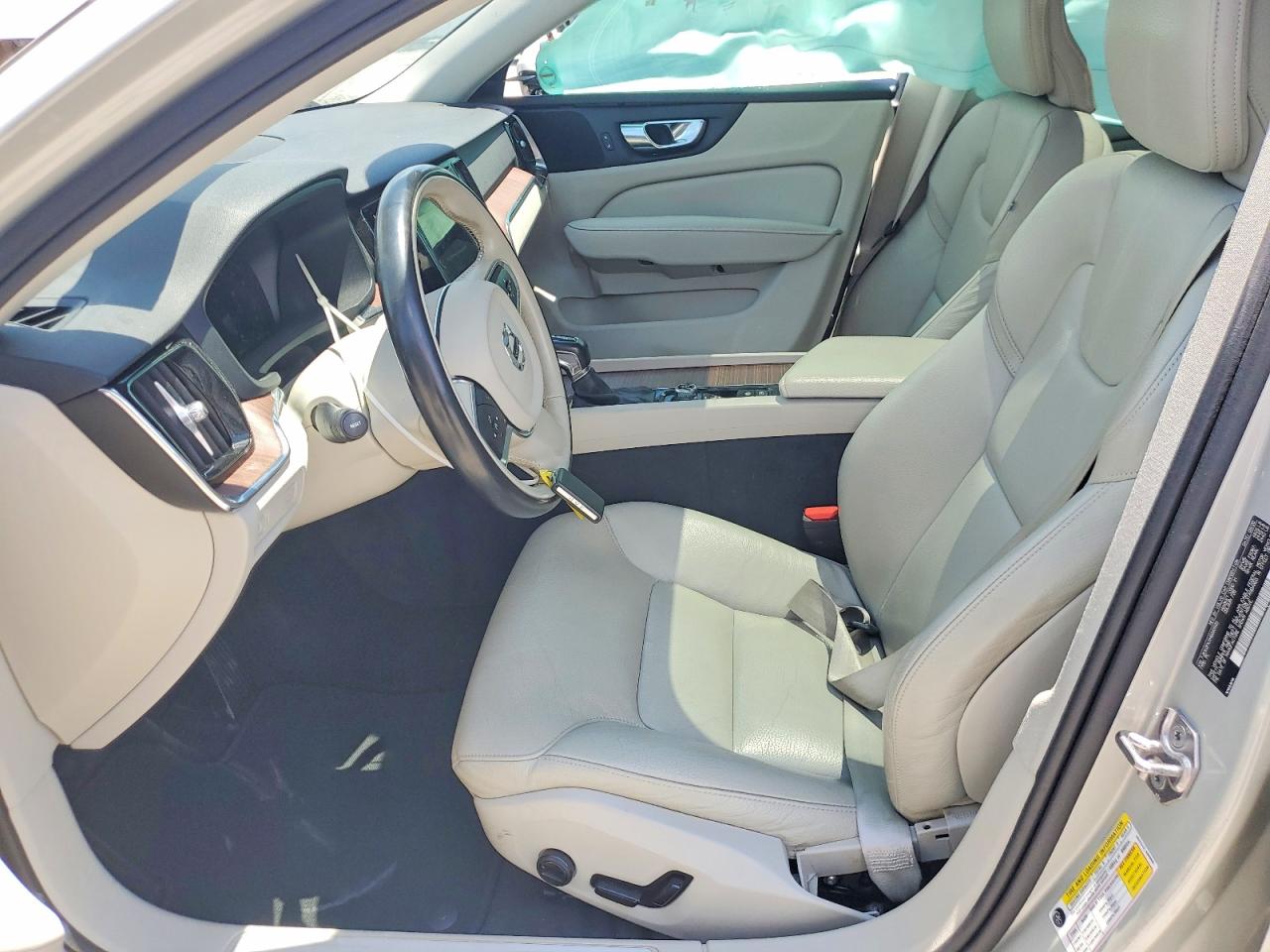 2021 VOLVO S60 Momentum