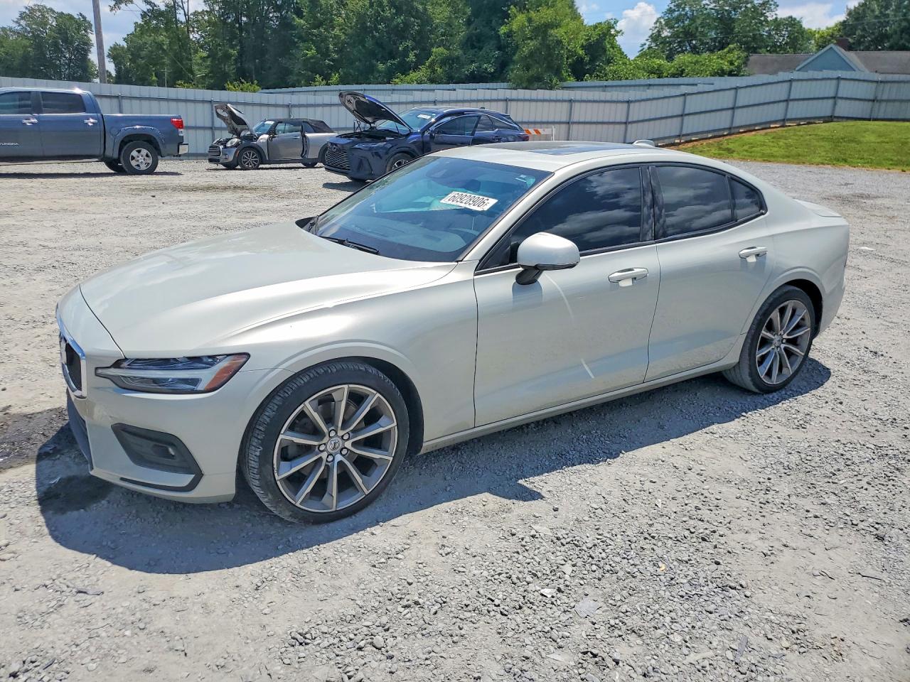 2021 VOLVO S60 Momentum