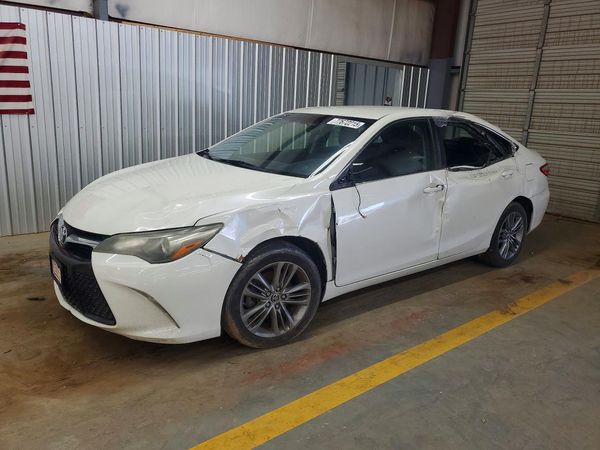 2015 TOYOTA CAMRY — Front 3/4