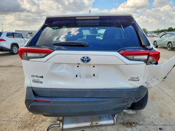 2024 TOYOTA RAV4 XLE