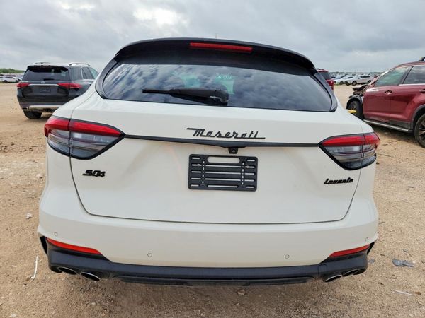 2021 MASERATI LEVANTE Base