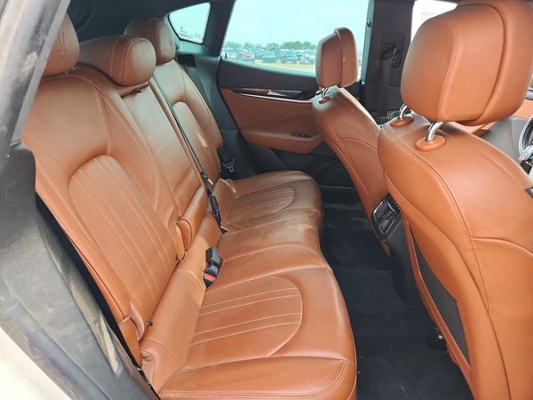 2021 MASERATI LEVANTE Base
