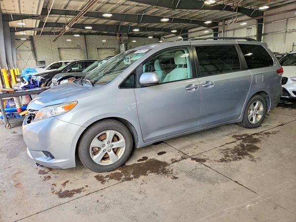 2014 TOYOTA SIENNA