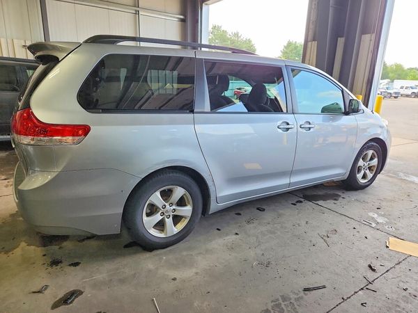 2014 TOYOTA SIENNA