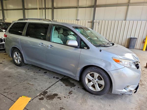 2014 TOYOTA SIENNA