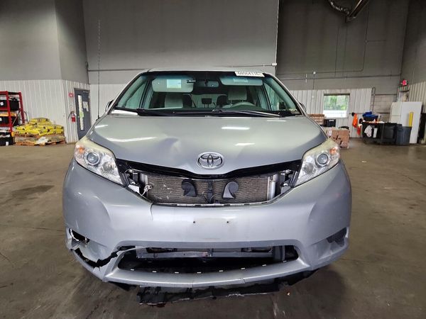 2014 TOYOTA SIENNA