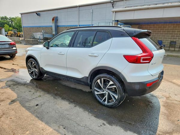 2022 VOLVO XC40