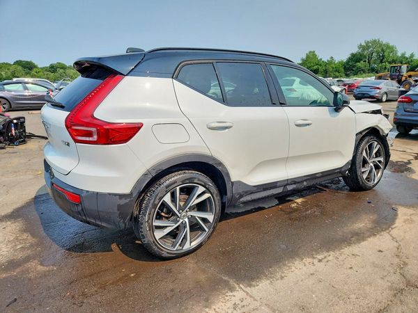 2022 VOLVO XC40