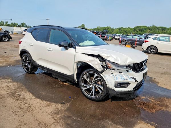 2022 VOLVO XC40