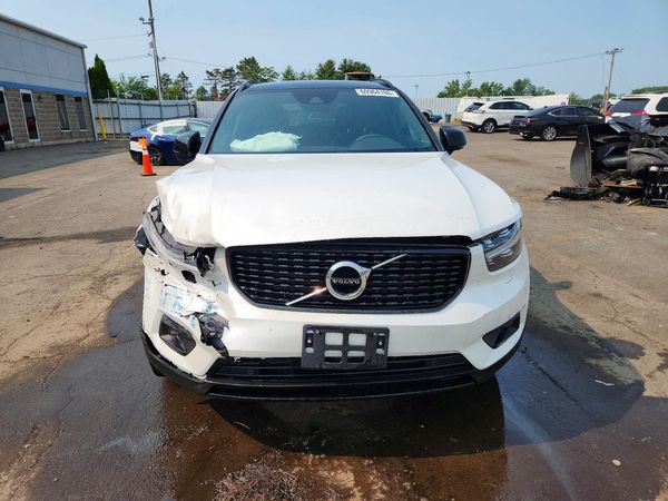 2022 VOLVO XC40