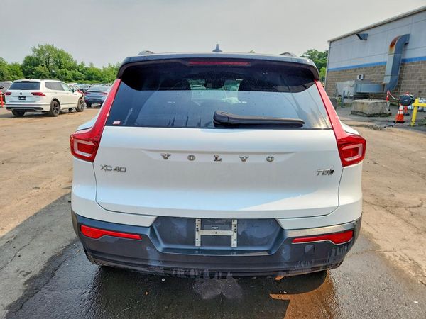 2022 VOLVO XC40