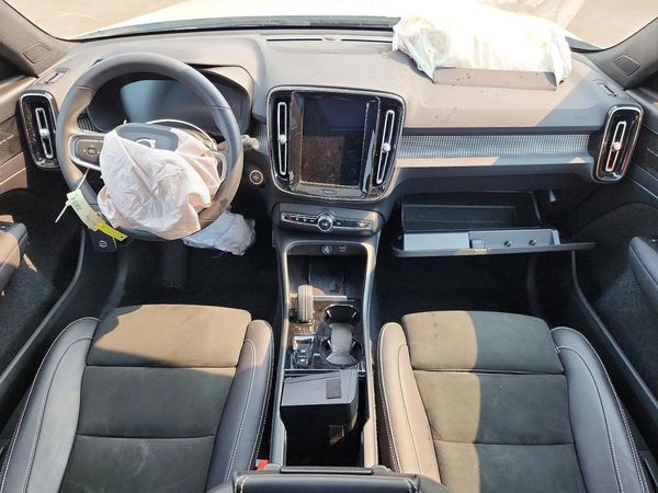 2022 VOLVO XC40