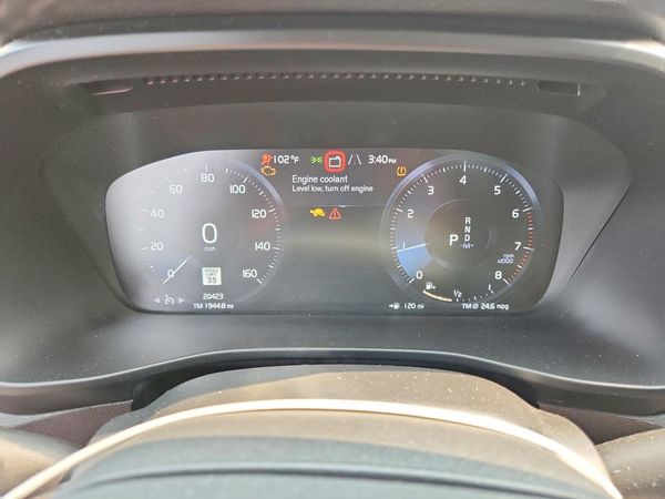 2022 VOLVO XC40