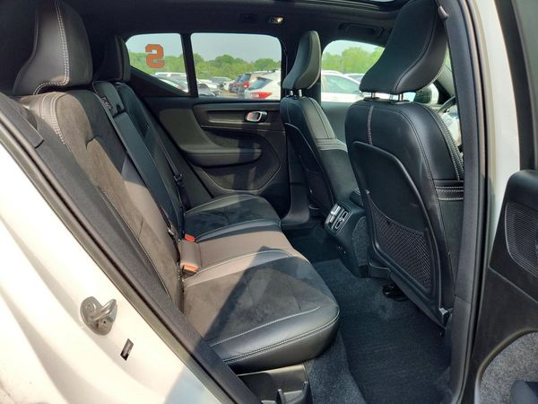 2022 VOLVO XC40