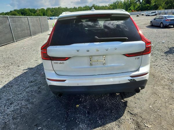 2020 VOLVO XC60 Momentum