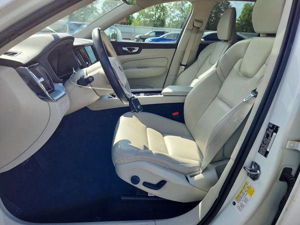 2020 VOLVO XC60 Momentum