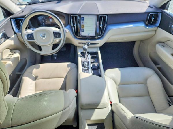 2020 VOLVO XC60 Momentum