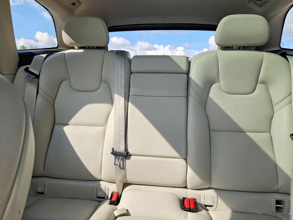 2020 VOLVO XC60 Momentum