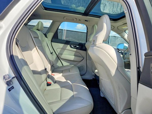 2020 VOLVO XC60 Momentum