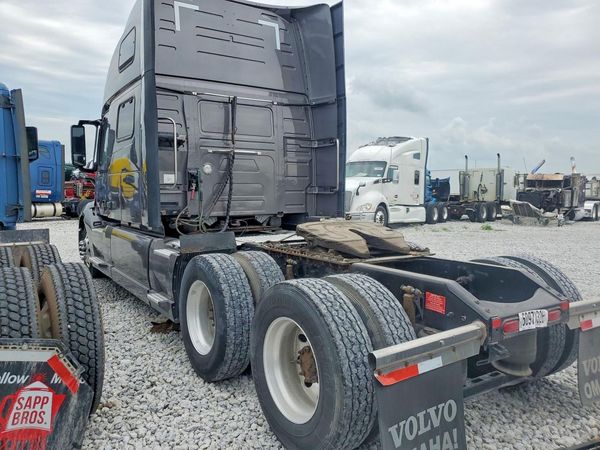 2022 VOLVO VNL