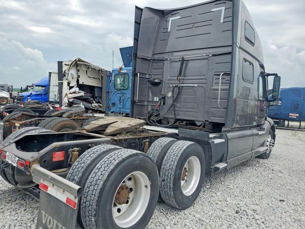 2022 VOLVO VNL