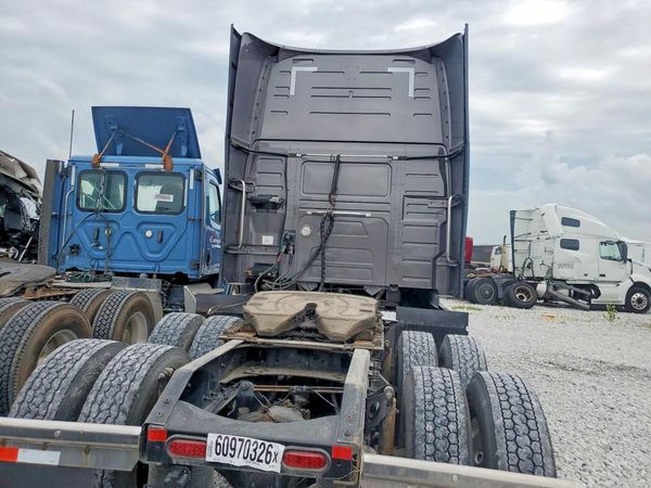 2022 VOLVO VNL