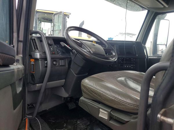 2022 VOLVO VNL
