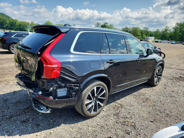 2021 VOLVO XC90 Momentum