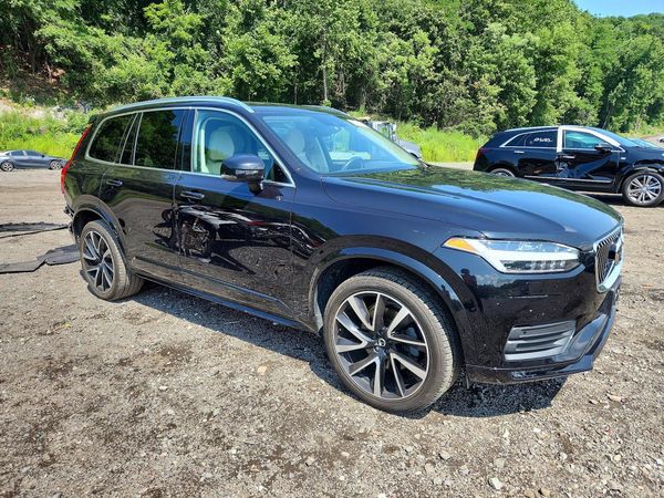 2021 VOLVO XC90 Momentum