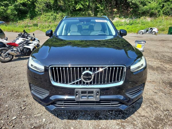 2021 VOLVO XC90 Momentum
