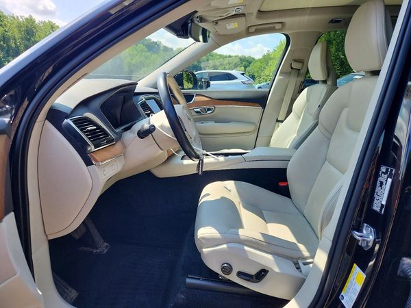 2021 VOLVO XC90 Momentum