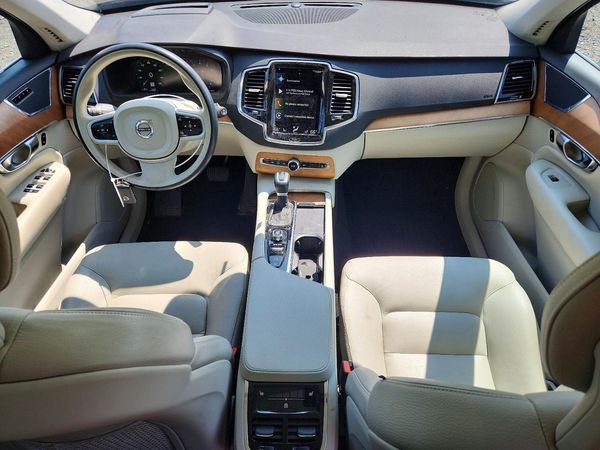 2021 VOLVO XC90 Momentum