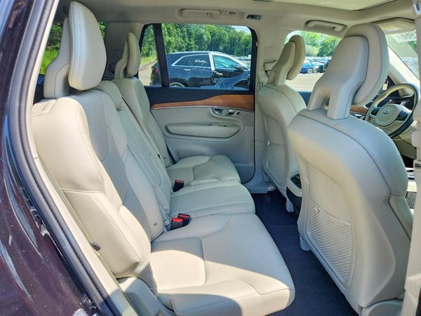 2021 VOLVO XC90 Momentum