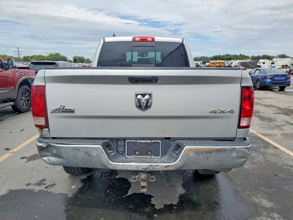 2015 RAM 1500 SLT QUAD CAB 4X4