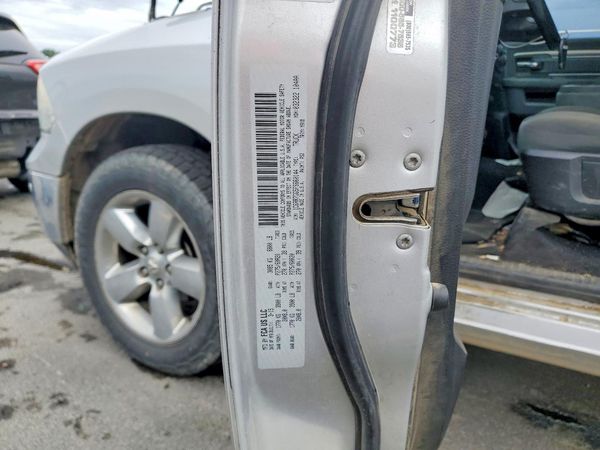 2015 RAM 1500 SLT QUAD CAB 4X4